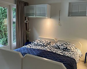 Slaapkamer in Aledo Veluwe aan Zee Strand Horst, Ermelo, Gelderland. Comfortabel tweepersoonsbed met toegang tot de tuin.