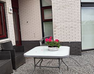 Terras van Aledo Veluwe aan Zee Strand Horst, Ermelo, Gelderland. Gezellige zitplek met bloemen en uitzicht.