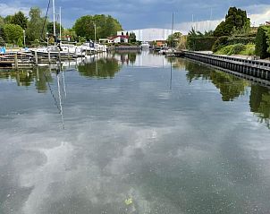 Water en boten bij Aledo Veluwe aan Zee Strand Horst, Ermelo, Gelderland. Rustige waterkant met aanlegsteigers.