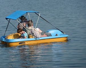 Waterfiets bij Aledo Veluwe aan Zee Strand Horst, Ermelo, Gelderland. Gezinsactiviteit op het water met een waterfiets.