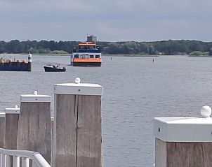 Veerboot op het water bij Aledo Veluwe aan Zee Strand Horst, Ermelo, Gelderland. Transportmogelijkheden in de omgeving.