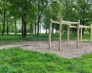 Speeltoestellen in het bos bij Aledo Veluwe aan Zee Strand Horst, Ermelo, Gelderland. Kindvriendelijke activiteiten in de natuur.