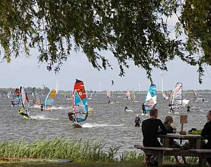 Picknick met uitzicht op windsurfers bij Aledo Veluwe aan Zee Strand Horst, Ermelo, Gelderland. Genieten van de omgeving.
