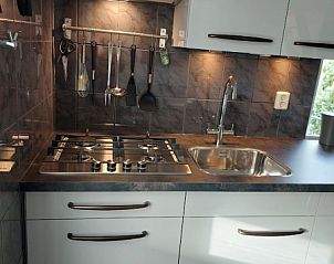 Moderne keuken in 'T ARKJE vakantiewoning, Hoenderloo, Veluwe, compleet uitgerust voor een comfortabel verblijf.