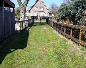 Rustige oprijlaan naar 'T ARKJE vakantiehuis in Hoenderloo, omgeven door natuur op de Veluwe.
