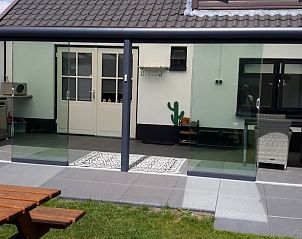 Glazen serre van 'T ARKJE vakantiewoning in Hoenderloo, Veluwe, biedt een helder en ruimtelijk gevoel.