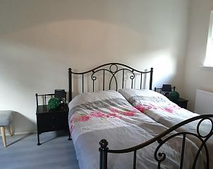 Tweede slaapkamer in De Eekhoorn chalet, Putten, Veluwe met comfortabel tweepersoonsbed en nachtkastjes.