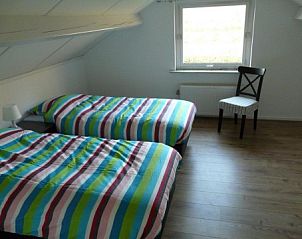Slaapkamer met twee bedden in Helfterkamp vakantiehuis, Vaassen, Veluwe.