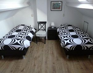 Tweepersoons slaapkamer in Helfterkamp vakantiehuis, Vaassen, Veluwe, met modern interieur.