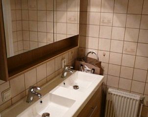 Moderne badkamer met dubbele wastafel in Helfterkamp vakantiehuis, Vaassen, Veluwe.