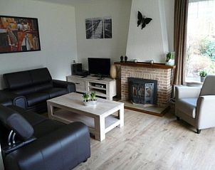 Gezellige woonkamer met open haard in Helfterkamp vakantiehuis, Vaassen, Veluwe.