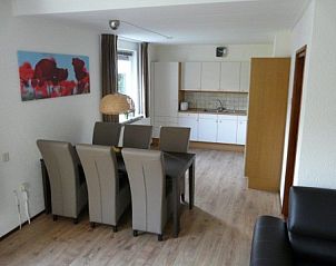 Eetkamer en keuken in Helfterkamp vakantiehuis, Vaassen, Veluwe, met moderne inrichting.