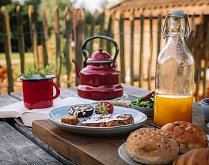 Ontbijt buiten bij Huisje in Oosterwolde, bed and breakfast op de Veluwe, Gelderland.