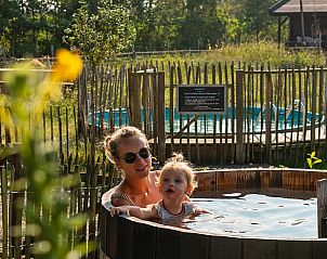 Gezin geniet van hottub bij Huisje in Oosterwolde, bed and breakfast in Oosterwolde, Veluwe.