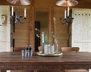 Stijlvolle eettafel met kaarsen in vakantiehuis Oosterwolde, Veluwe, voor een sfeervol diner.