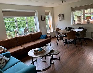 Moderne woonkamer in www.vakantiebungalow-epe.nl in Epe, Veluwe met ruime zithoek en eethoek.