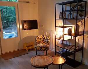 Knusse woonkamer met moderne inrichting in Bospark De Schaapskooi vakantiehuis in Epe, Veluwe.