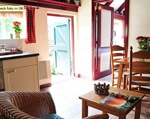 Knusse binnenruimte van Het Zuyerbroeck, bed and breakfast in Nunspeet, Veluwe, met keuken en zithoek.