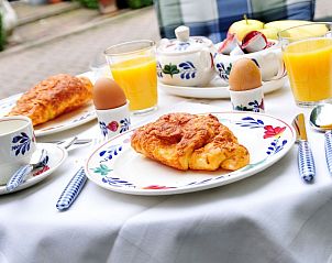 Heerlijk ontbijt op het terras van Het Zuyerbroeck, bed and breakfast in Nunspeet, Veluwe, met vers sap en croissants.
