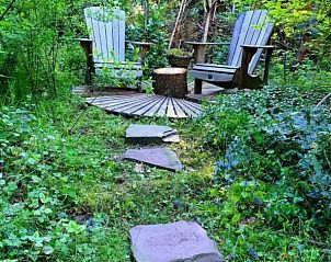 Ontspannen zithoek in de natuur bij vakantiehuis Jutta in Nunspeet, Veluwe. Geniet van rust en groen in Gelderland.