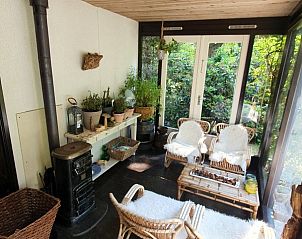 Gezellige veranda van vakantiehuis Jutta in Nunspeet, Veluwe. Geniet van de natuur en rust in deze comfortabele zithoek in Gelderland.