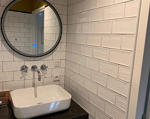 Strakke badkamer in Huisje in Hattem, vakantiehuis op de Veluwe, Gelderland.