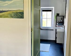 Badkamer met uitzicht in Huisje in Woldendorp, vakantiehuis in Noordoost Groningen, Groningen.