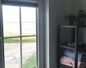 Uitzicht vanuit badkamer in Huisje in Woldendorp, vakantiehuis in Noordoost Groningen, Groningen.