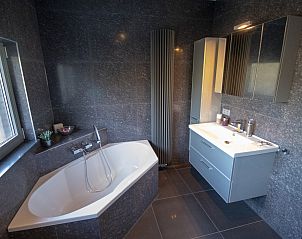 Luxurises Badezimmer mit Eckbadewanne im Ferienhaus L303, Venray, Nordlimburg, fr ultimativen Komfort und Entspannung.