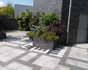 Stilvolles Schlafzimmer mit roten Akzenten im Ferienhaus L303, Venray, Nord-Limburg, fr ein luxurises Erlebnis.