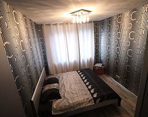 Moderne Kche mit Holzverkleidung im Ferienhaus L303, Venray, Nord-Limburg, fr kulinarische Liebhaber.