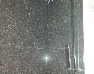 Gerumiges Schlafzimmer mit lila Vorhngen im Ferienhaus L303, Venray, Nord-Limburg, fr eine entspannte Atmosphre.