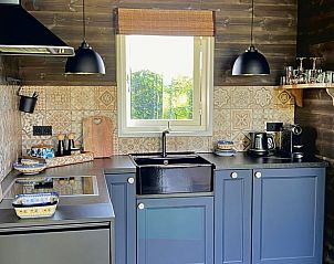 Moderne Kche im Ferienhaus in Heijen, Nord-Limburg mit stilvollen Fliesen und kompletter Ausstattung.