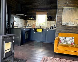 Gemtliches Wohnzimmer und Kche im Ferienhaus in Heijen, Nord-Limburg mit Holzofen und moderner Ausstattung.