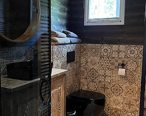 Stilvolles Badezimmer im Ferienhaus in Heijen, Nord-Limburg, mit modernen Fliesen und luxurisen Annehmlichkeiten.