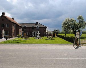 Buitenkant van De Zegelskol appartement in Heijenrath, Zuid Limburg met terras.