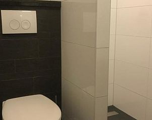 Stijlvolle badkamer in De Zegelskol appartement in Heijenrath, Limburg.