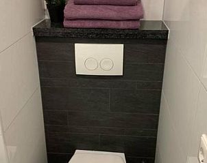 Netjes ingerichte badkamer in De Zegelskol vakantiehuis, Heijenrath, Zuid Limburg.