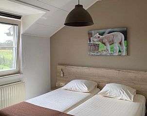 Slaapkamer met uitzicht in De Zegelskol vakantiehuis, Heijenrath, Zuid Limburg.