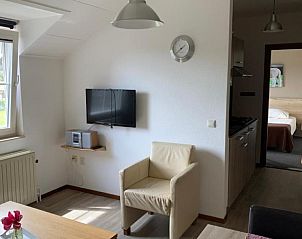 Woonkamer met tv in De Zegelskol vakantiehuis, Heijenrath, Zuid Limburg.