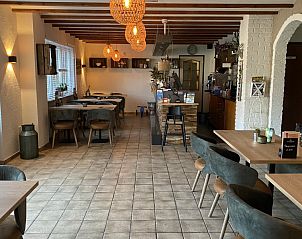 Gezellige eetruimte in De Zegelskol appartement, Heijenrath, Limburg.