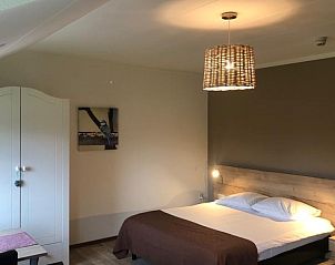 Ruime slaapkamer in De Zegelskol vakantiehuis, Heijenrath, Zuid Limburg.