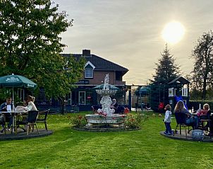 Familieterras bij zonsondergang in De Zegelskol appartement, Heijenrath, Limburg.