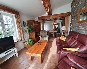 Gezellige woonkamer van bie 't kapelke, vakantiehuis in Heijenrath, Zuid Limburg, met warme inrichting.