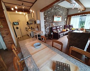 Ruime eetkamer en keuken in bie 't kapelke, vakantiehuis in Heijenrath, Zuid Limburg, met rustieke details.