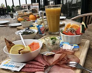 Uitgebreid ontbijt op het terras van Bernardushoeve, Ubachsberg, Zuid Limburg, met verse lekkernijen en prachtig uitzicht.