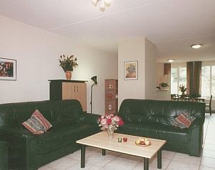 Gezellige woonkamer in Vakantiewoningen Pesakerdal, Gulpen, Zuid Limburg, ideaal voor ontspanning en comfort.