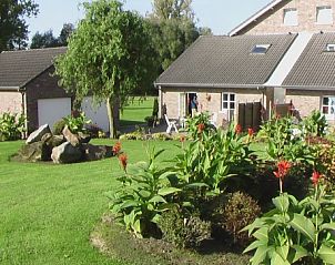 Vakantiewoningen Pesakerdal in Gulpen, Zuid Limburg, met kleurrijke tuin en uitnodigende buitenruimte.