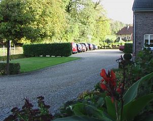 Ruime parkeerplaats bij Vakantiewoningen Pesakerdal, Gulpen, Zuid Limburg, omgeven door groene natuur.