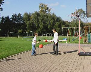 Basketbalveld bij Vakantiewoningen Pesakerdal, Gulpen, Zuid Limburg, voor sportieve activiteiten in de buitenlucht.